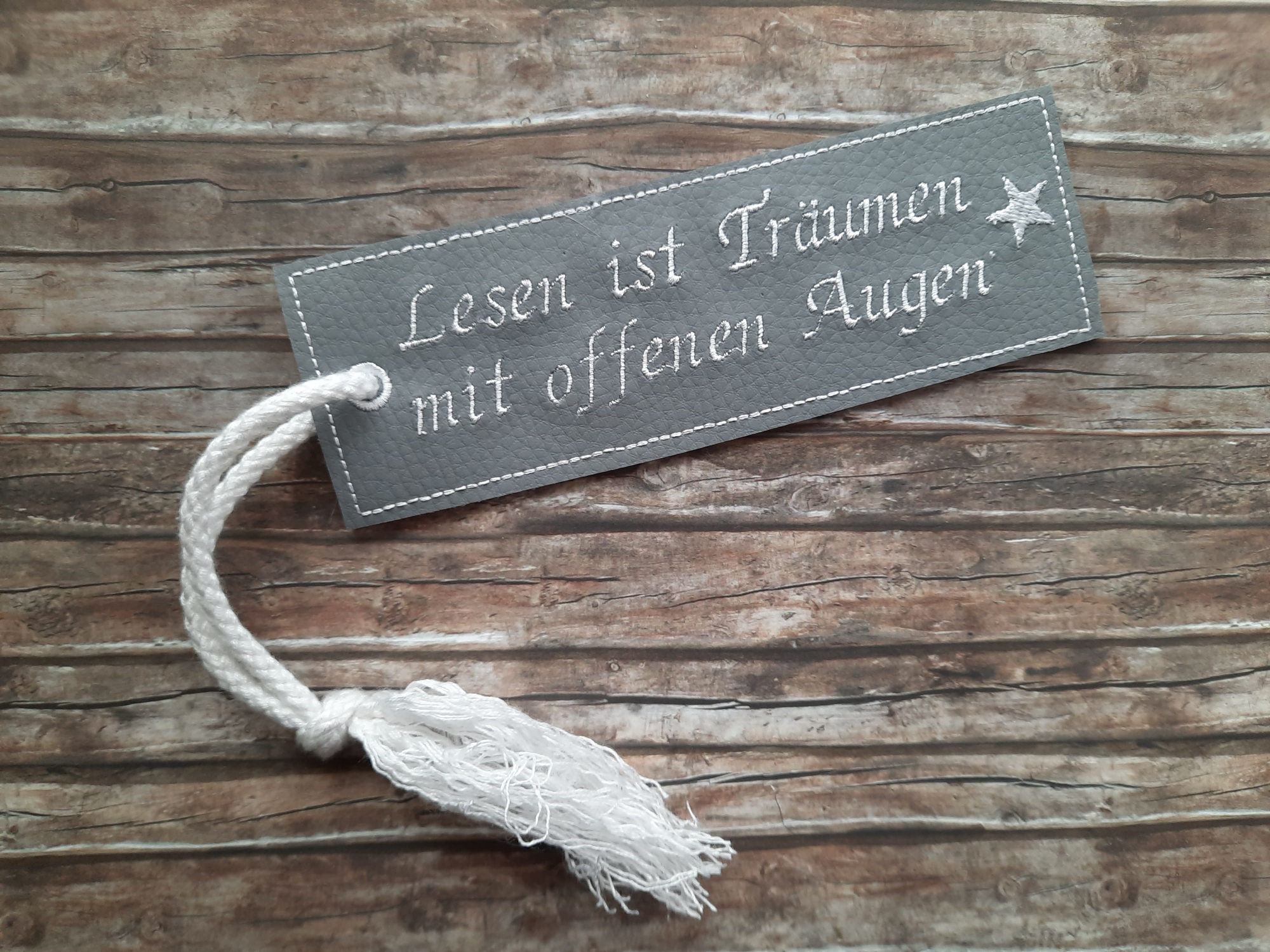 Lesezeichen aus Kunstleder mit Spruch "Lesen ist Träumen mit offenen Augen" 
