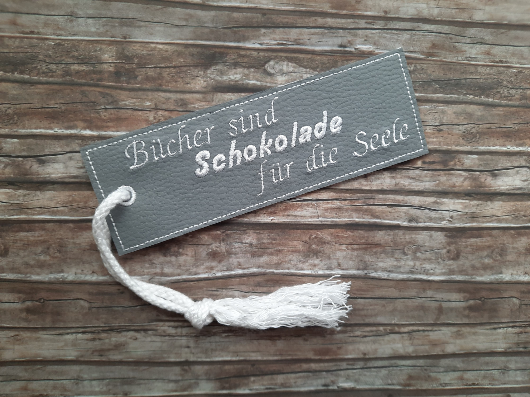 Lesezeichen aus Kunstleder mit Spruch "Bücher sind Schokolade für die Seele" 