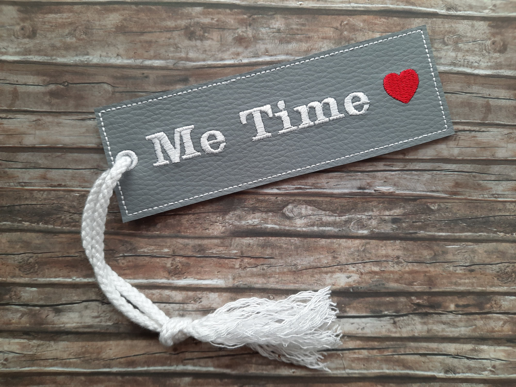 Lesezeichen aus Kunstleder mit Schriftzug "Me Time" und Herzchen